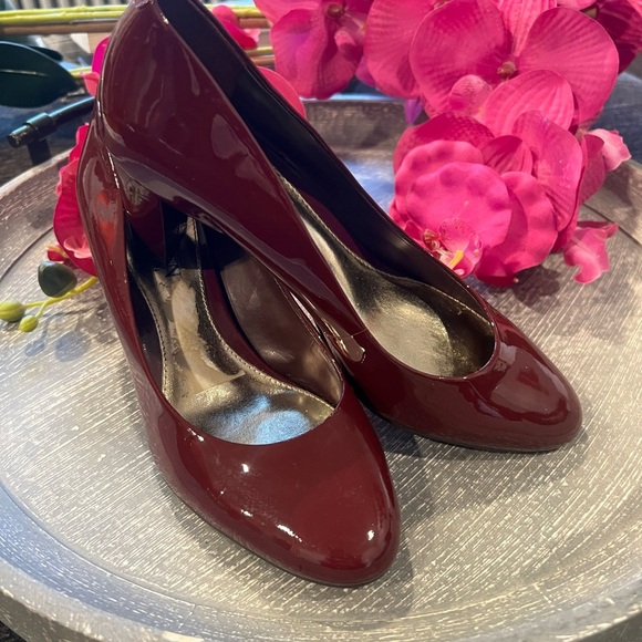RALPH LAUREN Red High Heeled Pumps with Glossy Finish and Pointed Toe/size 6B - Picture 3 of 13